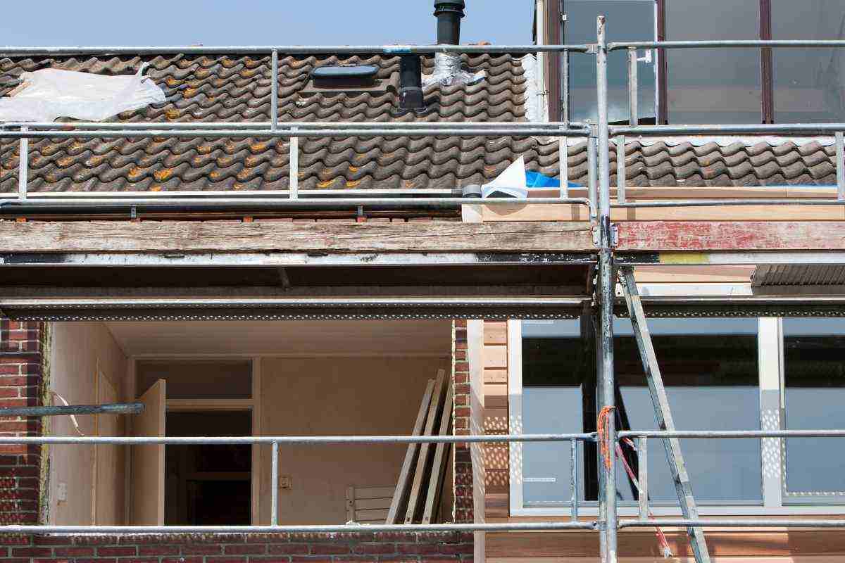 Casa ristrutturazione con impalcatura