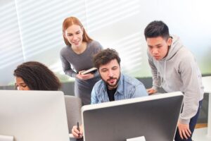 Persone che consultano il web