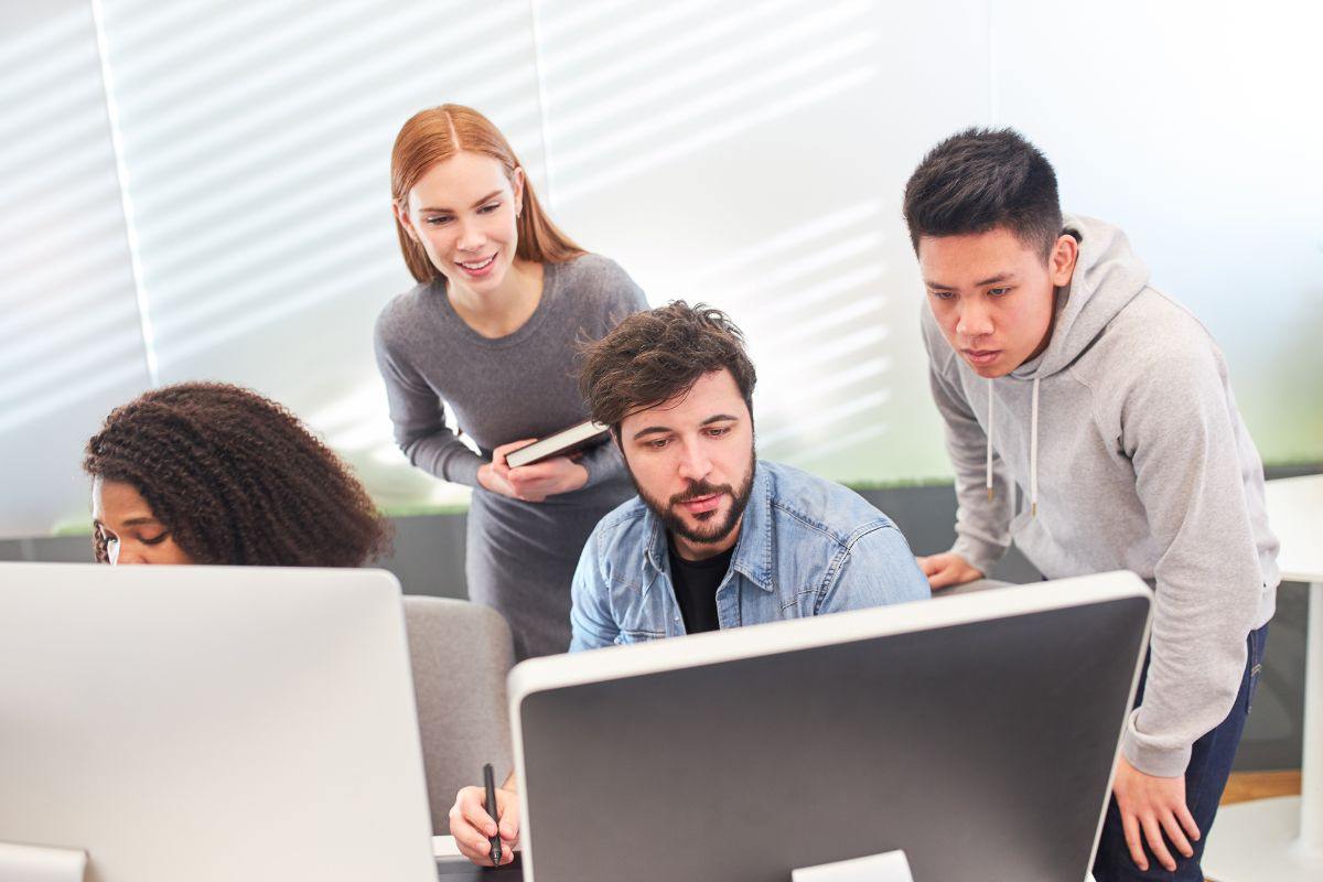 Persone che consultano il web