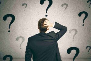 Uomo di spalle e punti interrogativi