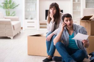Persona che parla la telefono ed è preoccupata