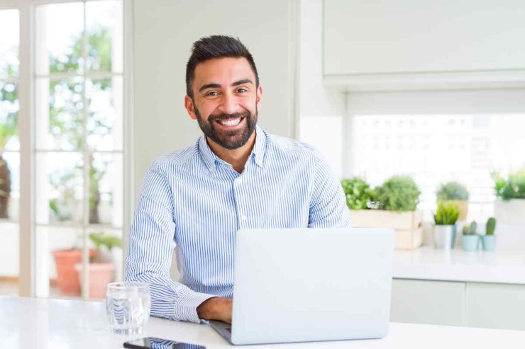 Uomo sorridente al pc