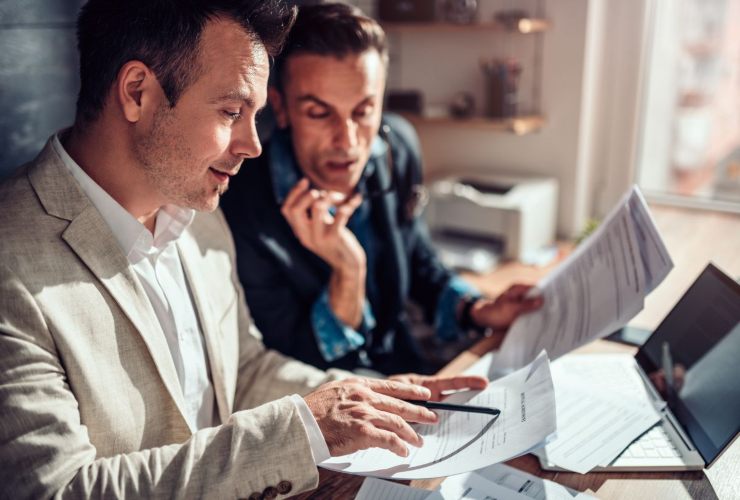 Persone che discutono della legge acquisto prima casa