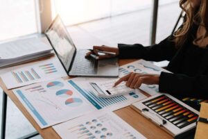 Persona che fa dei calcoli e studia dati