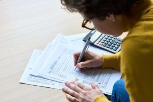 Persona che compila una dichiarazione dei redditi