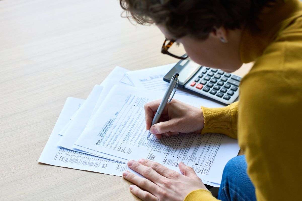 Persona che compila una dichiarazione dei redditi