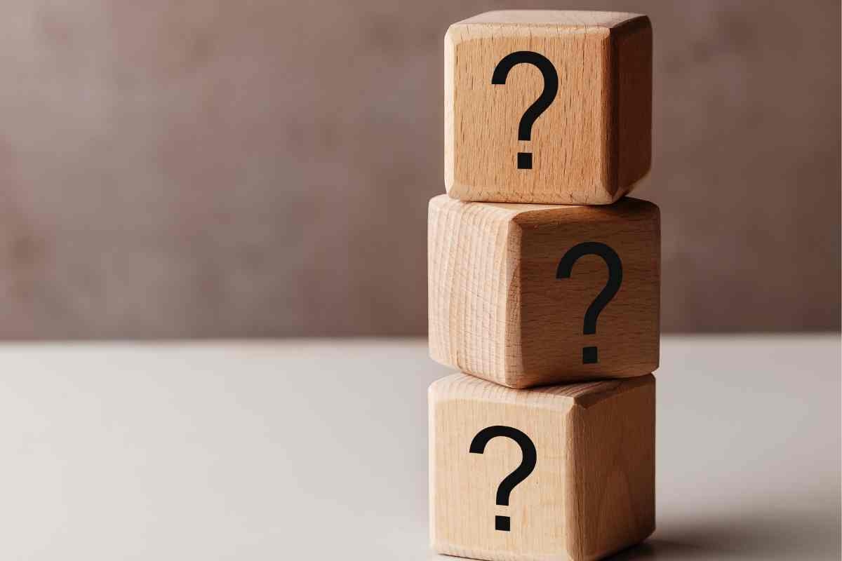 Cubi con punti interrogativi