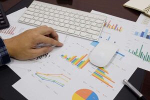 Persona che analizza dati e diagrammi