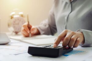 Persona che fa dei calcoli