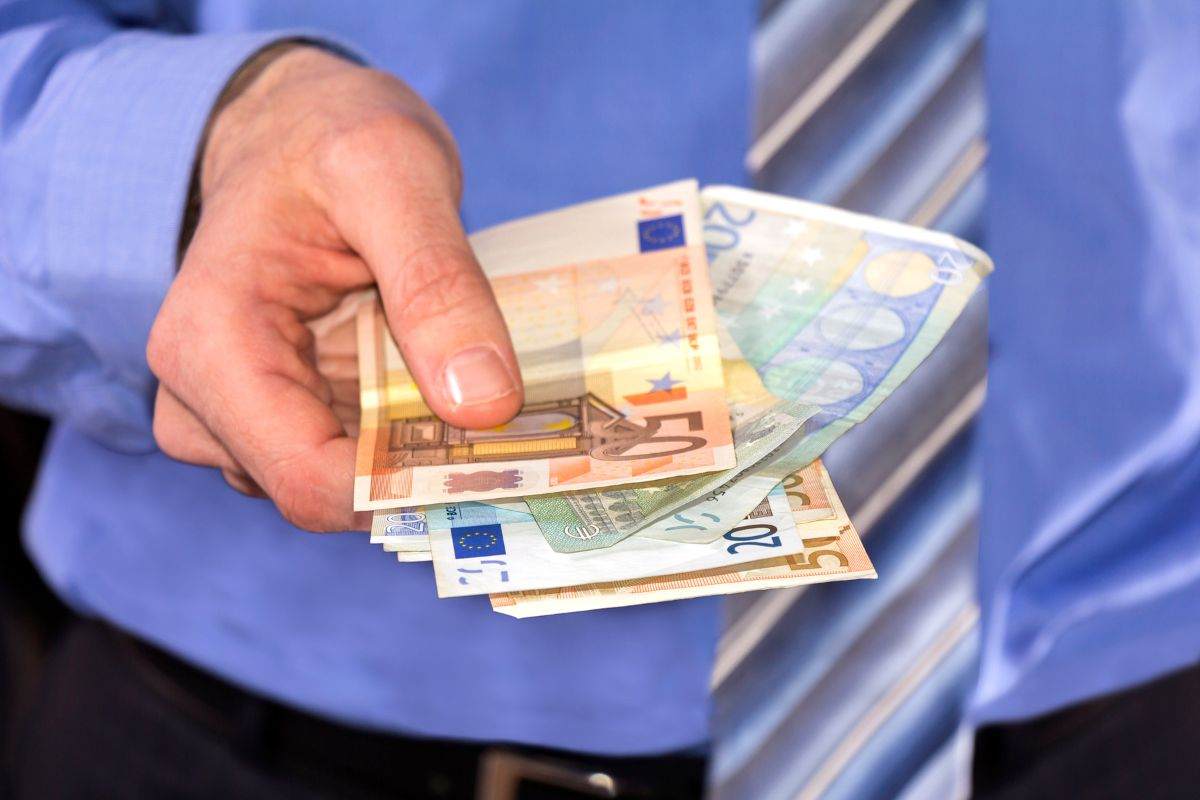 Persona che restituisce dei soldi