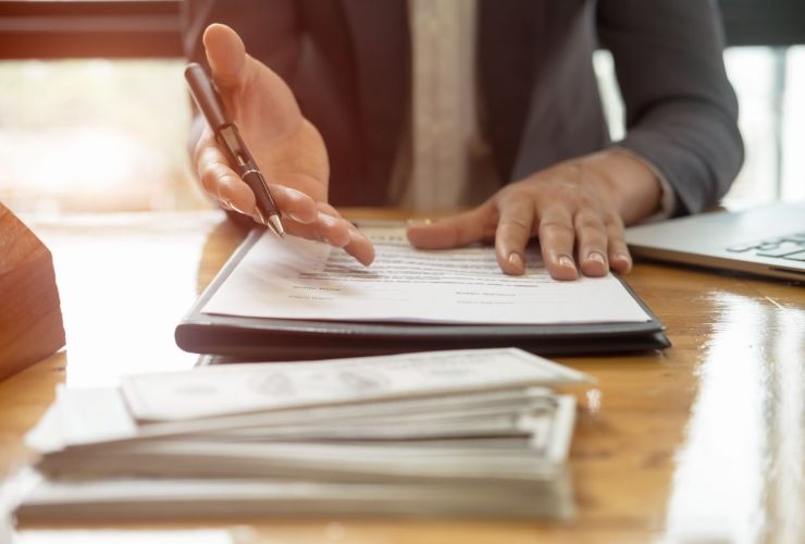 Persona che scrive un documento