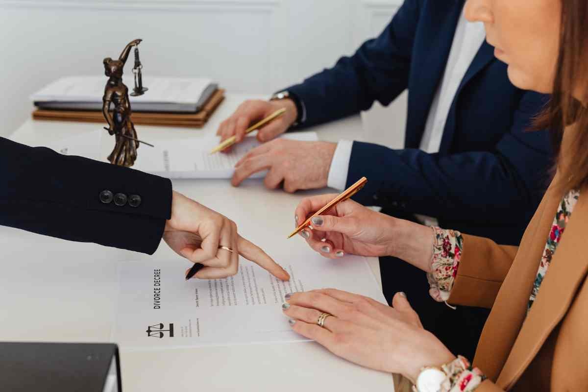 Coniugi firmano la separazione