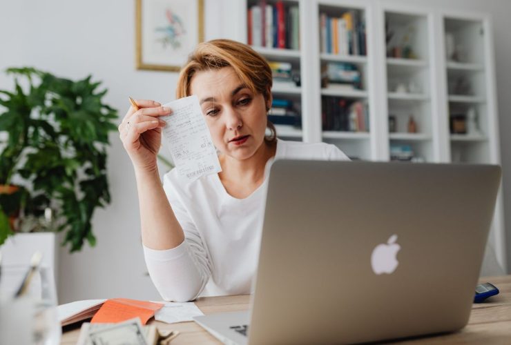 Persona che controlla scontrini fiscali e fatture