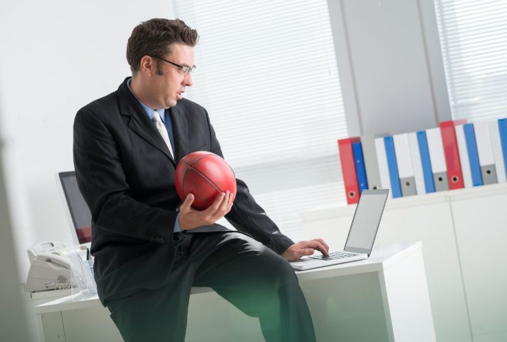 Persona che gioca con gli investimenti