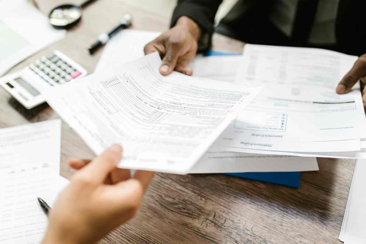 Scambio di documenti alla scrivania