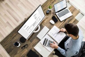 Persona che consulta web e studia dei documenti