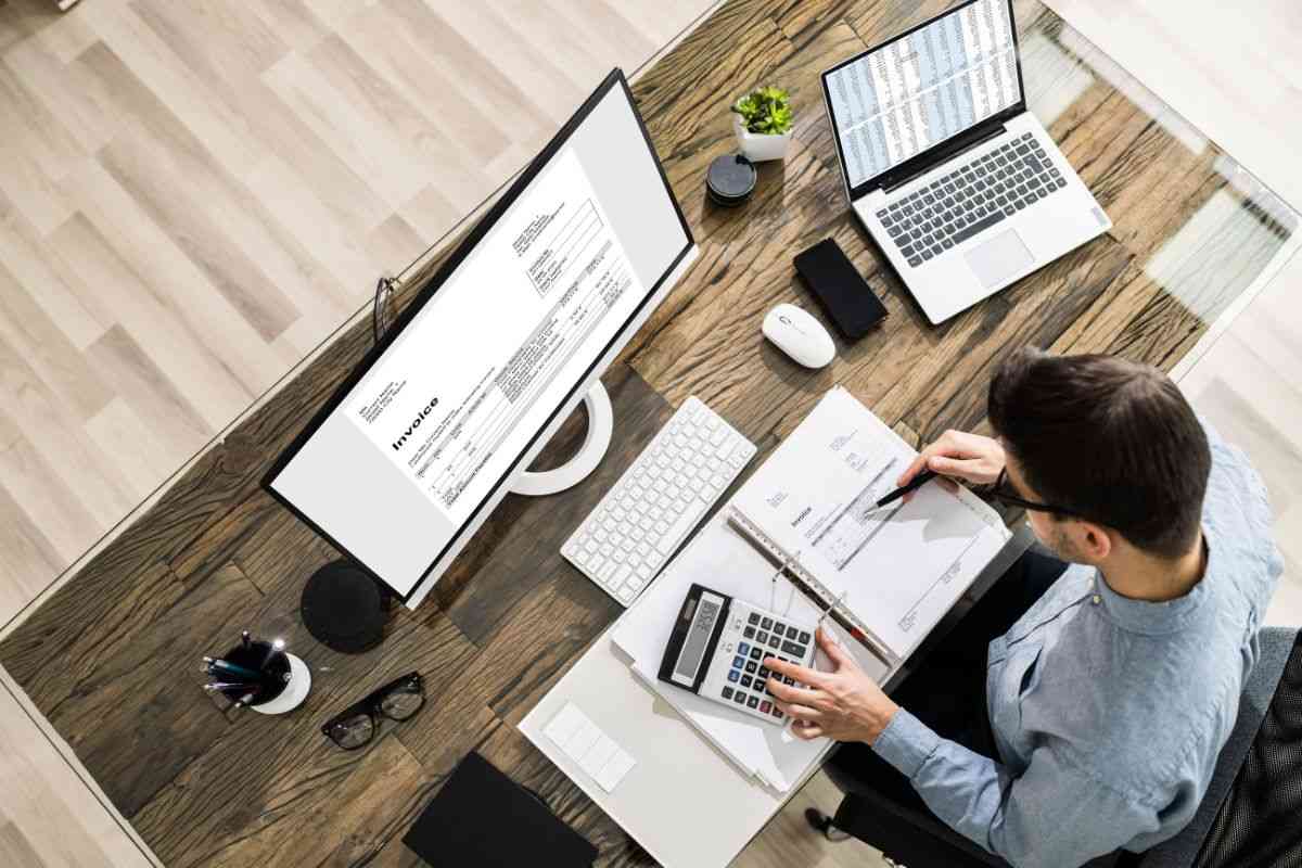 Persona che consulta web e studia dei documenti