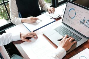 Persone che analizzano dei dati