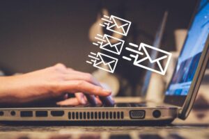 Persona che invia e riceve email