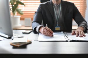 Amministratore condominio che consulta dei dati