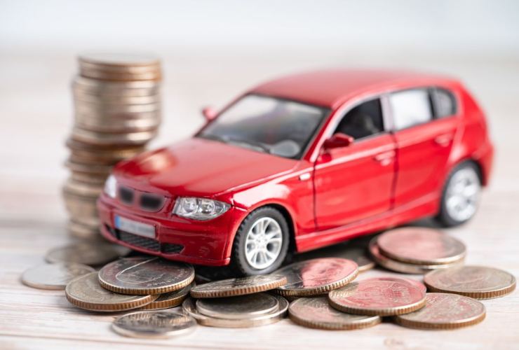 Miniatura auto sopra monete