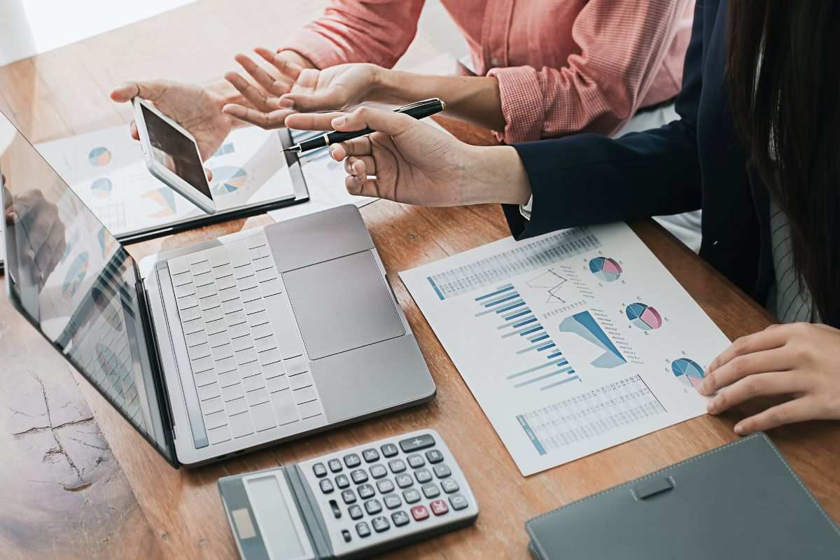 Persone che analizzano dei dati