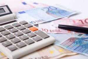 Calcolatrice e banconote in euro