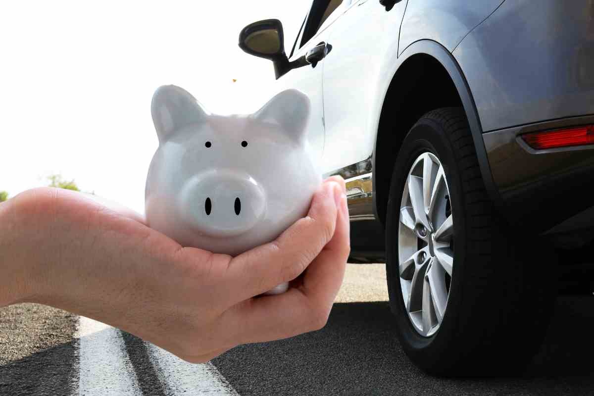 Salvadanaio e auto