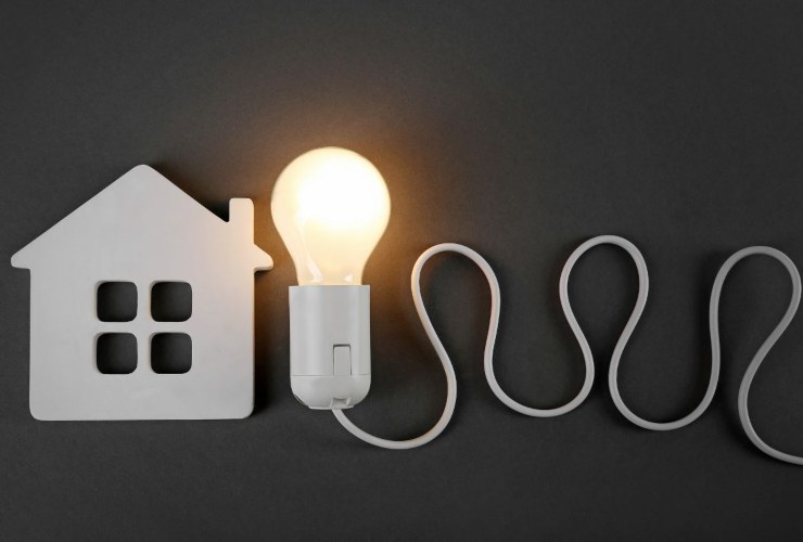 Filo con lampada e miniatura casa