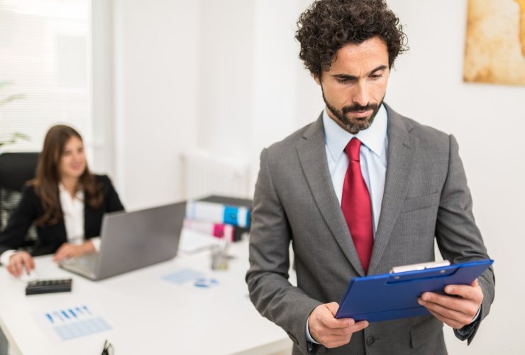 Persona che legge un documento