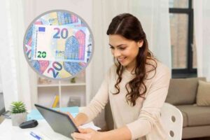 Donna sorridente al tablet
