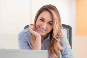 Donna sorridente al pc