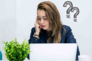 Donna al computer pensierosa