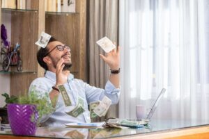 Volano soldi intorno ad una persona felice