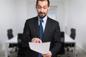 Persona che legge documento