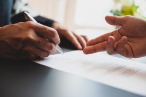 Persona che mette una firma