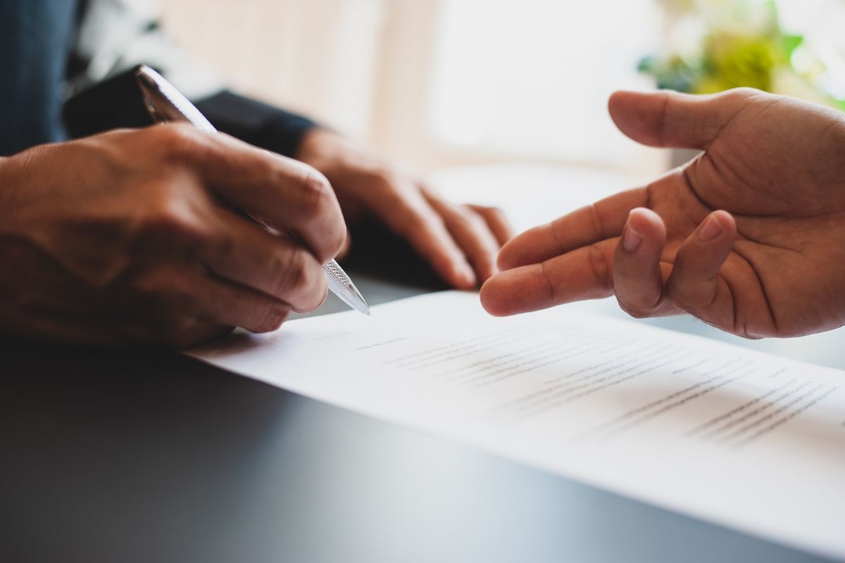 Persona che mette una firma
