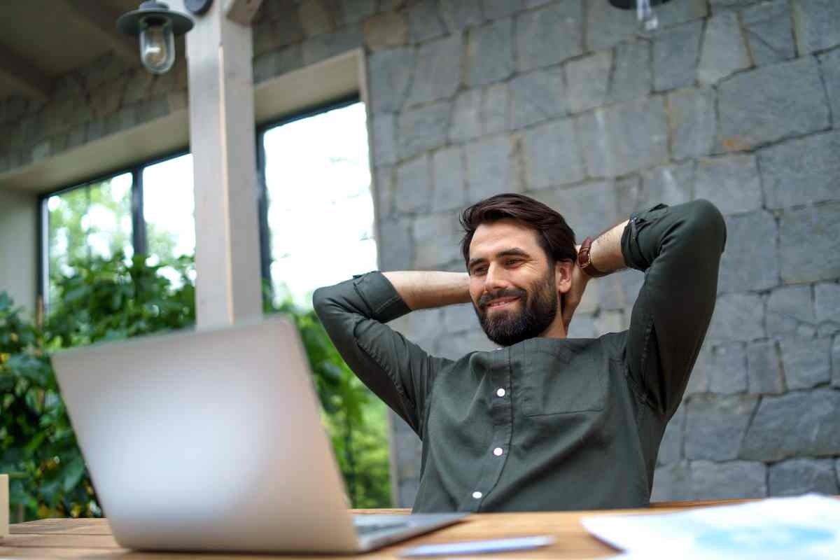 Uomo soddisfatto al computer