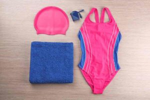 Costume da bagno, cuffia e asciugamani