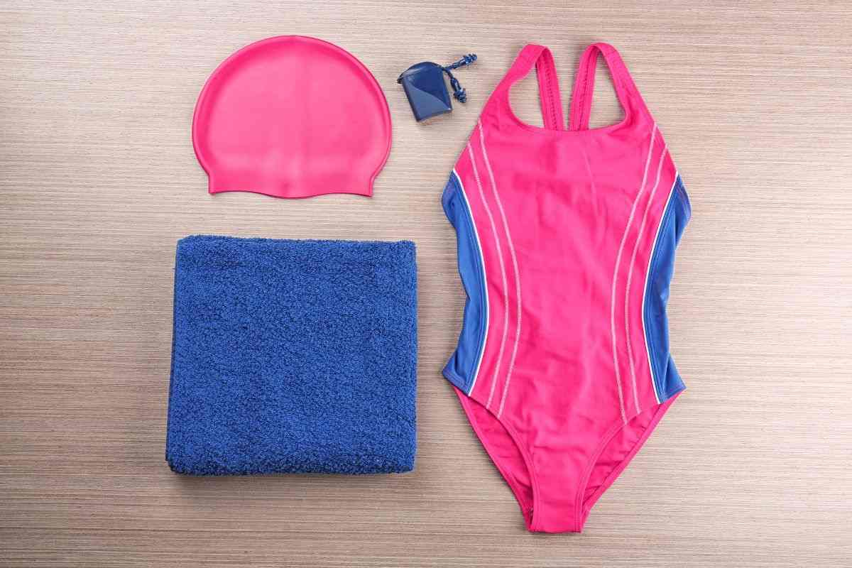 Costume da bagno, cuffia e asciugamani