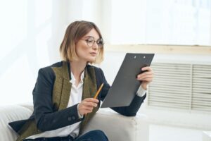 Persona che legge il suo curriculum