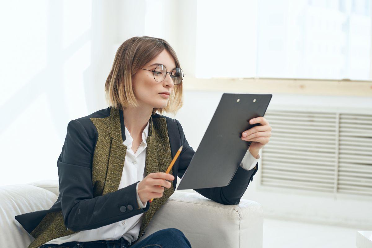 Persona che legge il suo curriculum