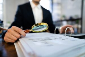 Persona che studia dati con una lente
