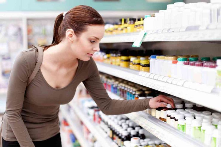 Donna compra medicinale