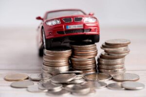 Miniatura auto sopra monete
