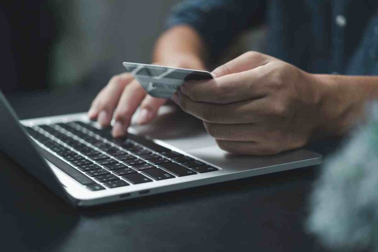 Carta di credito e computer