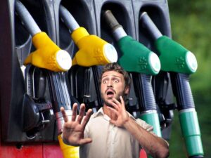distributore carburante paura