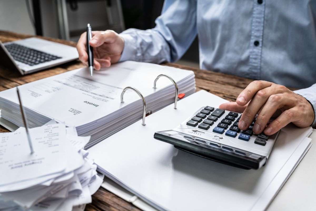 Persona che fa dei calcoli