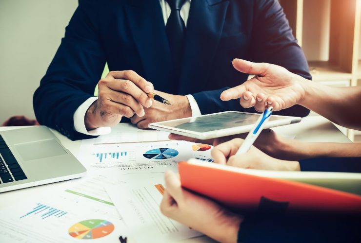 Persone che discutono dei rendimenti dei BTP