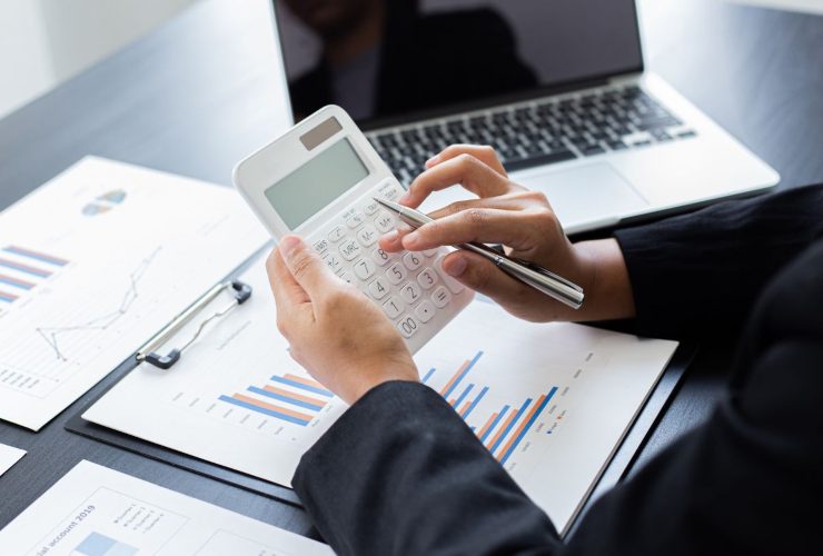 Persona che analizza dati e fa calcoli